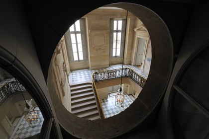 France, Yvelines (78), château de Versailles, classé Patrimoine Mondial de l'UNESCO, le domaine de Marie-Antoinette, le Petit Trianon, le grand escalier de pierre avec sa rampe en fer forgé