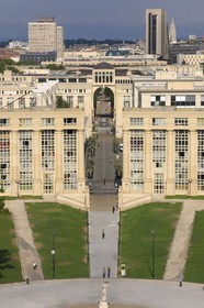 France, Hérault (34), Montpellier, quartier Antigone, Esplanade de l' Europe de l' architecte Ricardo Bofill et la réplique de la Victoire de Samothrace, un axe piéton relie la rivière Lez vers l'est au centre historique à l'ouest