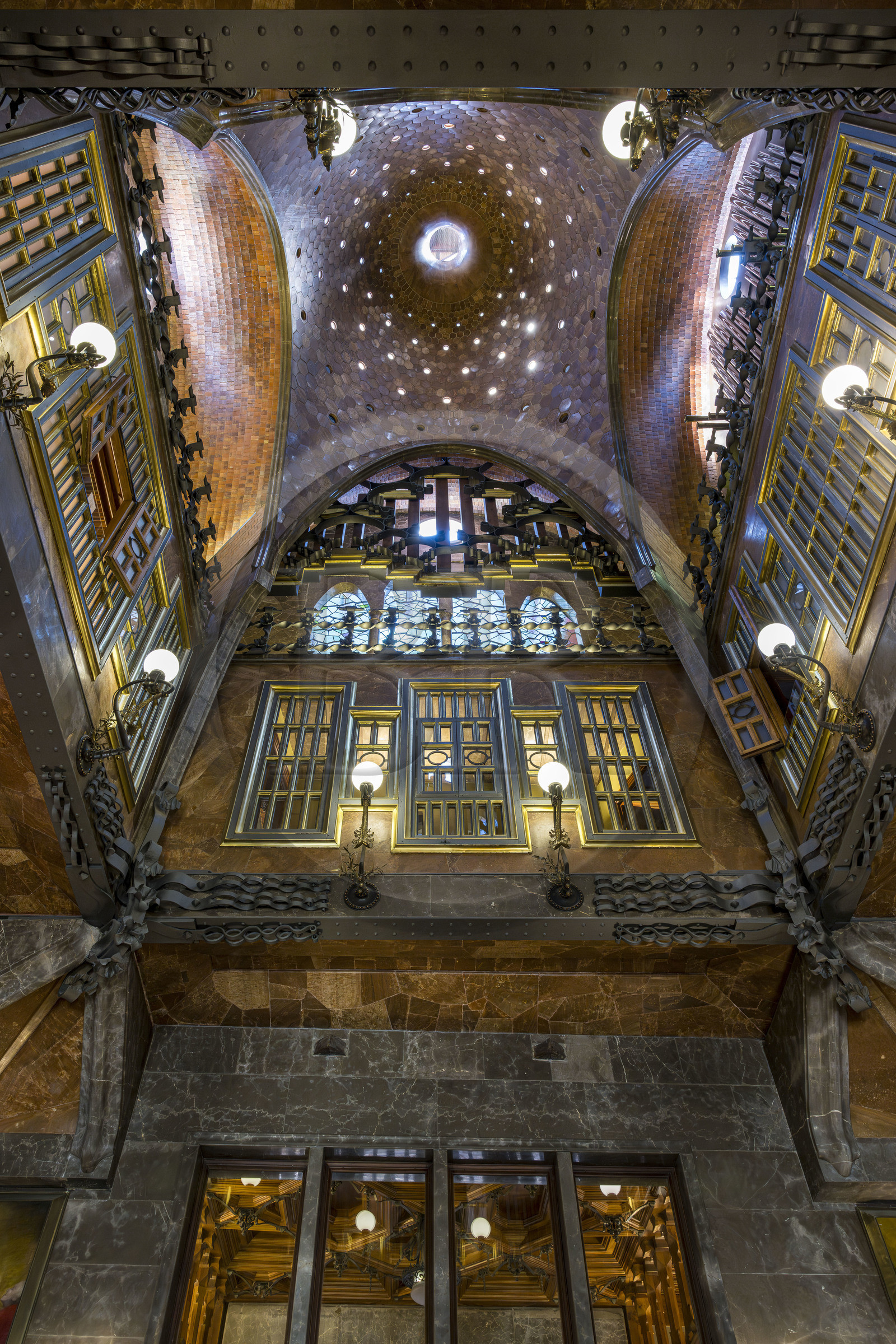 Espagne, Catalogne, Barcelone, le Palais Güell (Palau Güell) construit entre 1886 et 1891 et réalisé par l'architecte du modernisme catalan Antoni Gaudi, site classé au Patrimoine Mondial de l'UNESCO, salon central couronné d'un dome parabolique