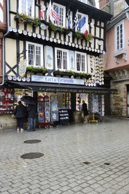 France, Finistère (29), Quimper, place Saint-Corentin, magasin faience de Quimper HB Henriot