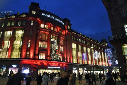 France, Bas-Rhin (67), Strasbourg, vieille ville classée au Patrimoine Mondial de l'UNESCO, les Galeries Lafayette décorées pour Noel dans la Rue du 22 Novembre