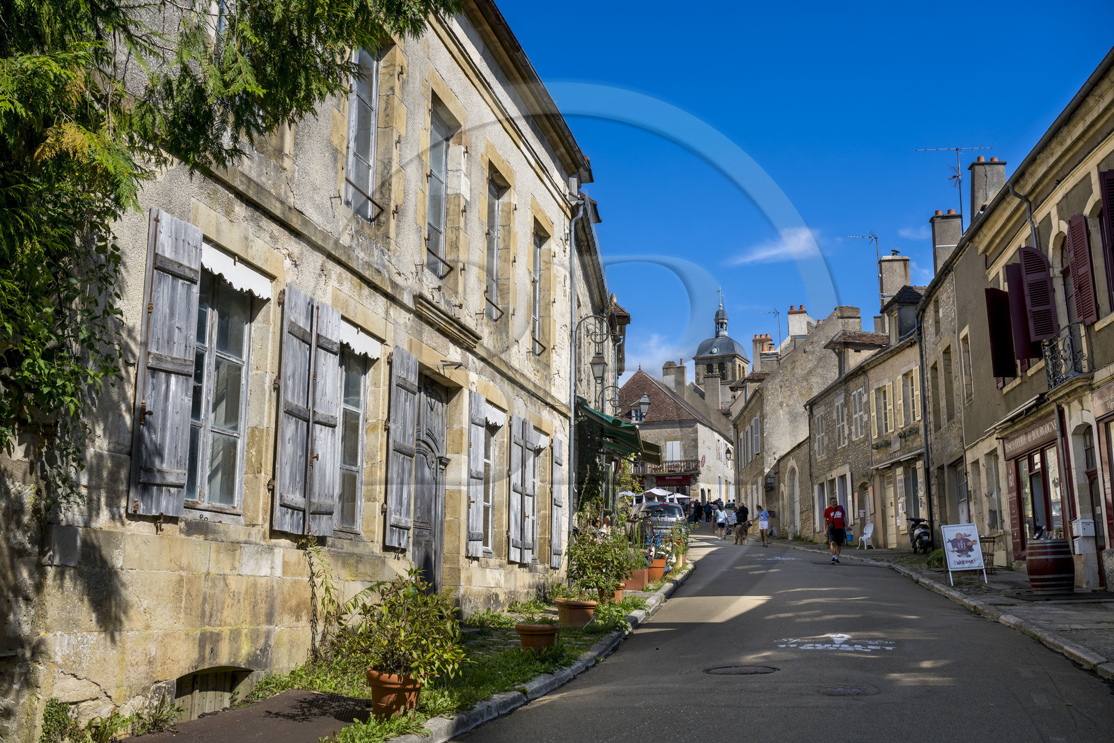 France, Yonne (89), parc naturel régional du Morvan, Vézelay, classé au Patrimoine Mondial de l'UNESCO, labellisé Les Plus Beaux Villages de France, point de départ de l'une des principales voies de pèlerinage de Saint-Jacques-de-Compostelle, la rue principale qui monte vers la basilique, la rue Saint Etienne qui devient la rue Saint Pierre