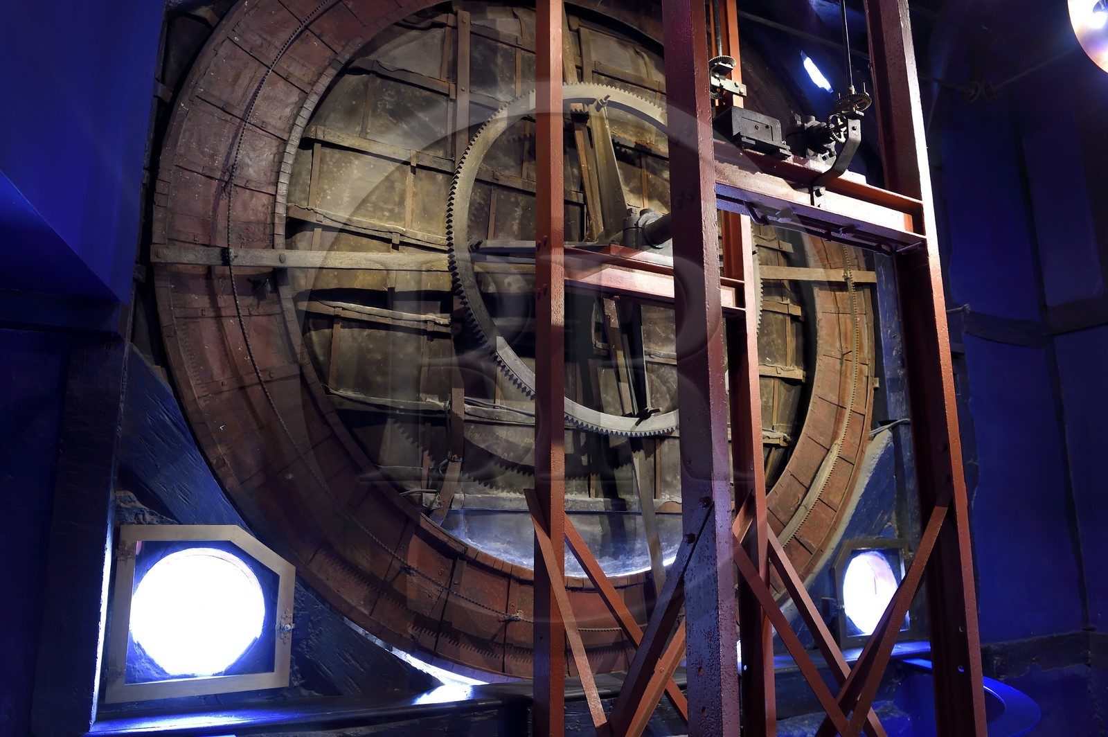France, Seine-Maritime (76), Rouen, le Gros-Horloge, horloge astronomique avec un mécanisme du XIVe siècle et un cadran du XVIe siècle, vue de l'arrière à l'intérieur du pavillon