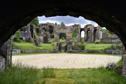 France, Charente-Maritime (17),  Saintonge, Saintes, amphithéâtre gallo-romain appelé localement les Arènes de Saintes, sa construction commence sous le règne de Tibère et s'achève sous le règne de Claude, vers 40 après JC, la porte Sanavivaria, la porte des vivants, où entrait la pompa et d’où ressortaient les gladiateurs vainqueurs vue depuis la Porte Libitinensis, la porte des morts, où sortaient les dépouilles des gladiateurs