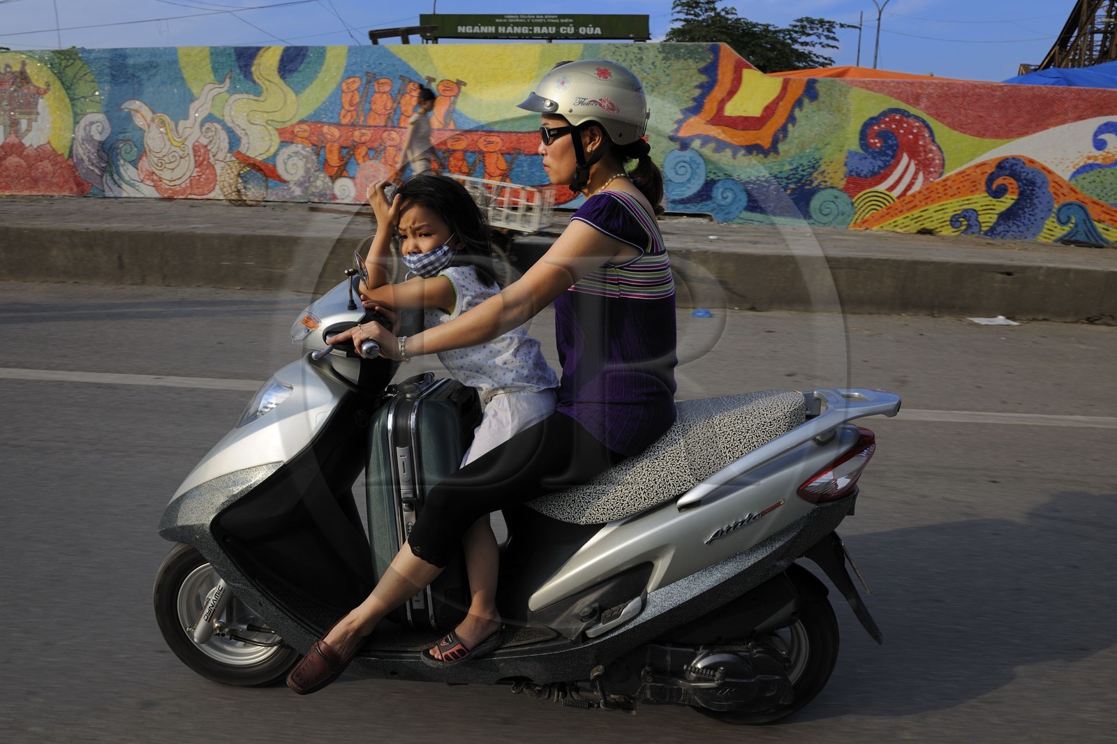 Vietnam, Hanoï, circulation en moto sur Tran Quang Khai le long de la digue, fresque réalisée pour le Millénaire de Hanoï