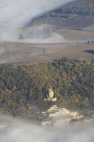 France, Val-d'Oise (95), parc naturel du Vexin français, la Roche-Guyon, labellisé Les Plus Beaux Villages de France, le château qui domine la Seine (vue aérienne)