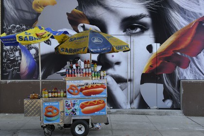 Etats-Unis, New York, Manhattan,Meatpacking district (Gansevoort Market), vendeur ambulant de hot dog et affiche publicitaire