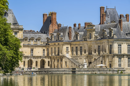France, Seine-et-Marne (77), Fontainebleau, chateau de Fontainebleau, classé Patrimoine Mondial par l'UNESCO, l'aile de la Belle Cheminée et son escalier monumental donnant sur la Cour de la Fontaine, l'étang des carpes au premier plan