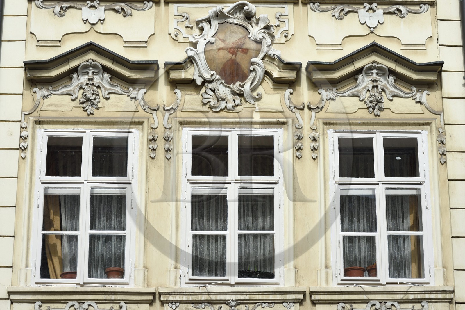 République Tchèque, Prague, centre historique classé Patrimoine Mondial de l'UNESCO, quartier Mala Strana, facade de l'immeuble A l'Aigle Rouge dans la rue Nerudova 207 6