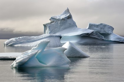 Greenland, west coast, Disko Island, Qeqertarsuaq village bay, icebergs in the mist