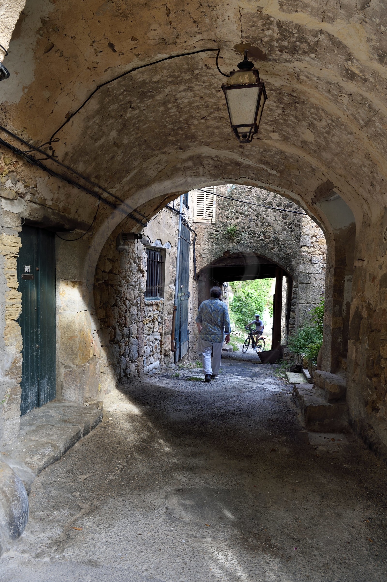 France, Var (83), La Dracénie, village de Châteaudouble, ruelle passant sous un porche qui était l'ancien accès principal du village