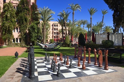 Maroc, Haut-Atlas, Marrakech, ville impériale, quartier Hivernage, Hotel Sofitel Marrakech Palais Imperial, jeu d'échecs géant dans les jardins