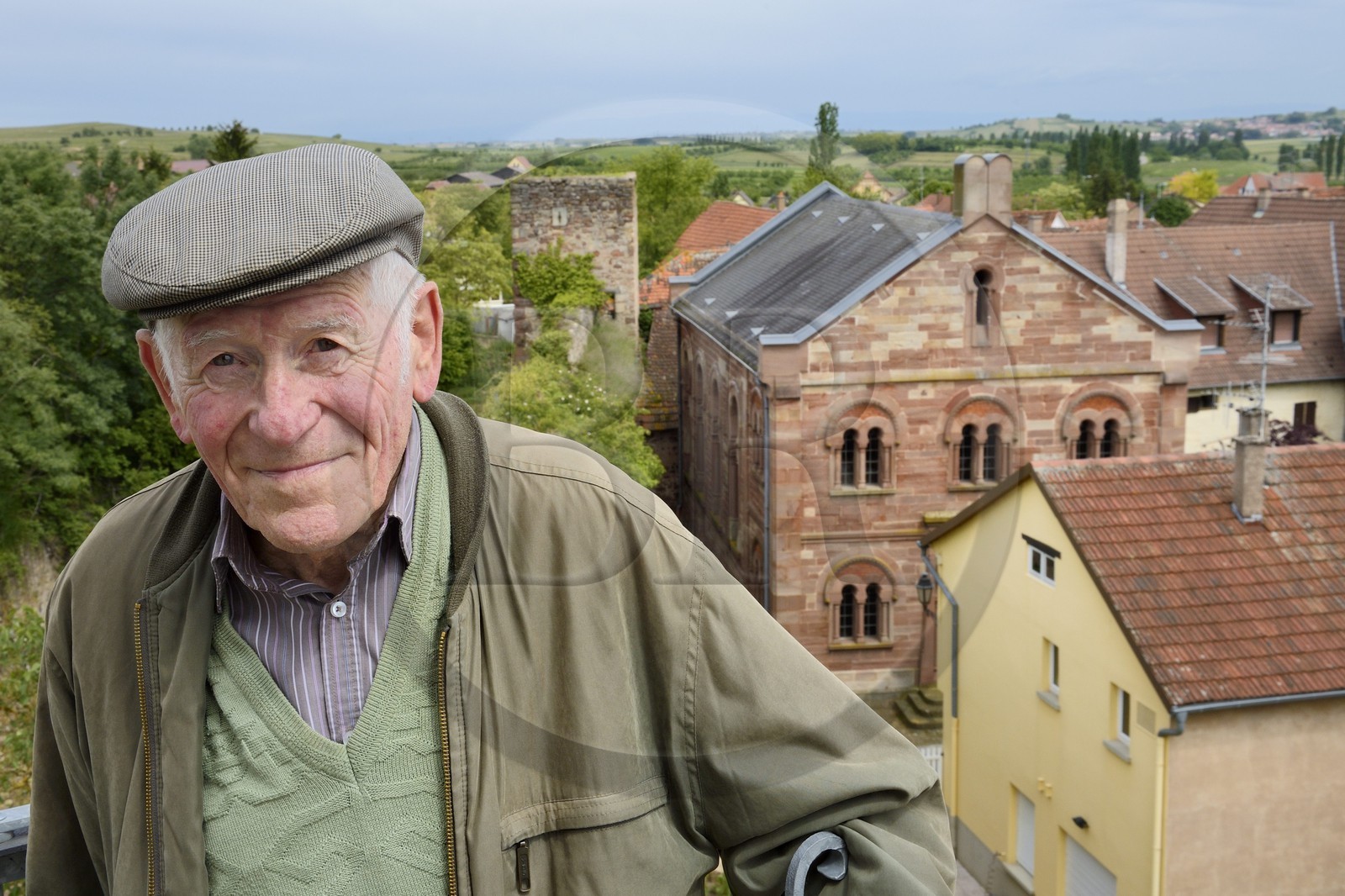France, Bas-Rhin (67), Westhoffen, Roger Cahn, le dernier juif de Westhoffen né en 1930, l'ancienne synagogue en arrière plan