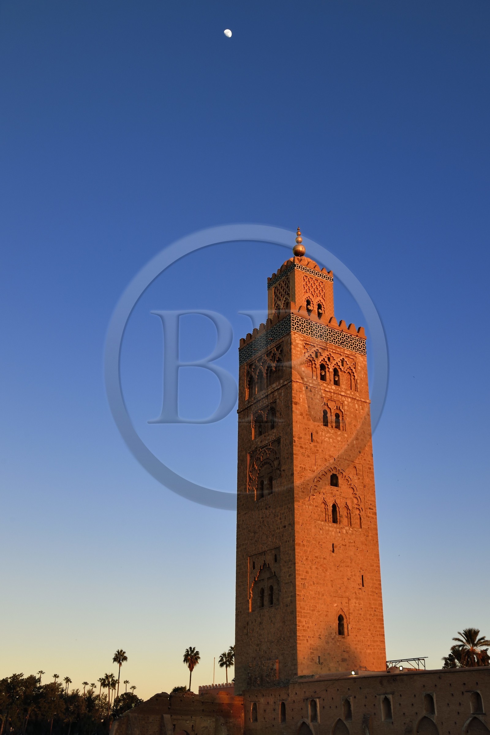 Maroc, Haut-Atlas, Marrakech, ville impériale, Médina classée Patrimoine Mondial de l'UNESCO, la mosquée la Koutoubia et son minaret