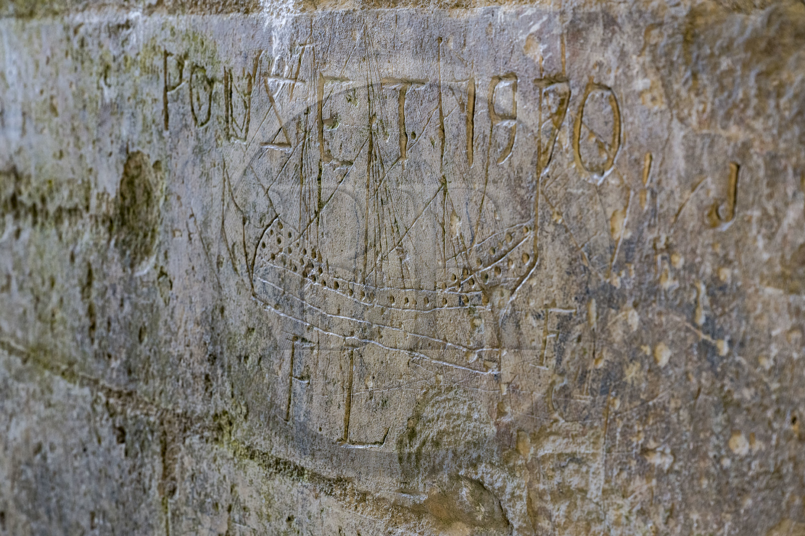 France, Charente-Maritime (17), Saintonge, Marennes-Hiers-Brouage, citadelle de Brouage, labellisé Les Plus Beaux Villages de France, graffitis de navires du XVIIème siècle, liés au commerce du sel, sous la porte Royale et gravés par les soldats qui les observaient sur les quais maritimes