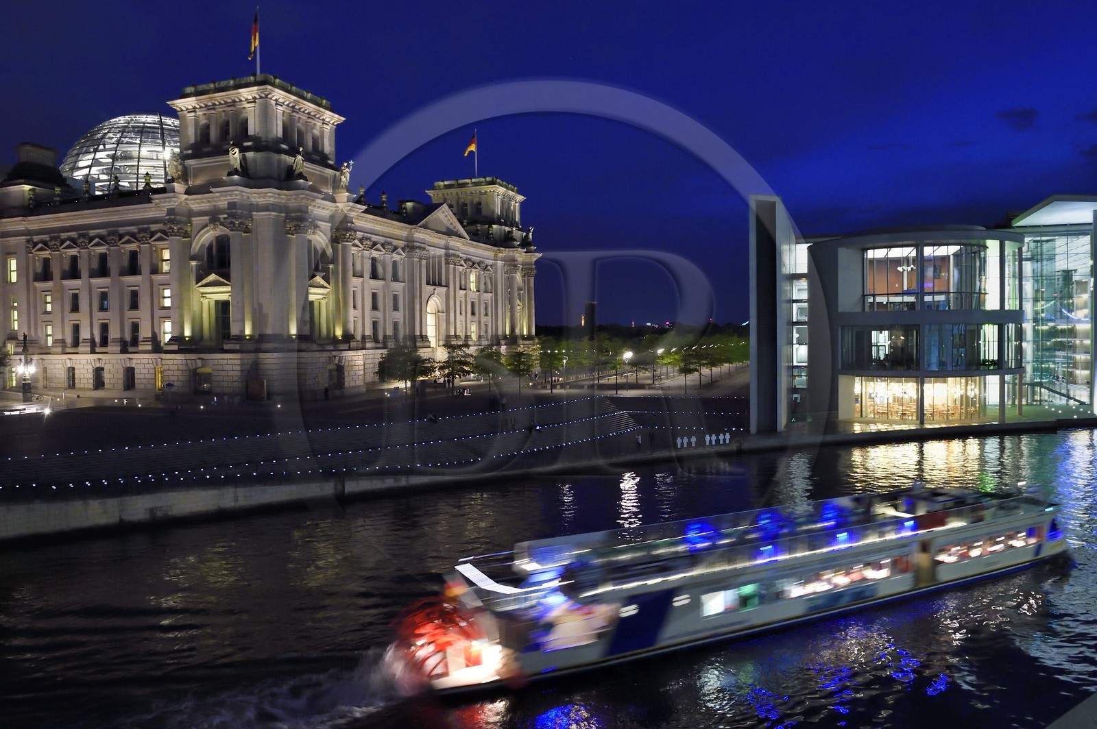 Allemagne, Berlin, le Reichstag avec le dome en verre du Bundestag (parlement allemand depuis 1999) de l'architecte Sir Norman Foster à gauche, batiments du nouveau complexe parlementaire le Paul-Lobe Haus à droite par l'architecte Stephan Braunfels sur les berges de la rivière Spree