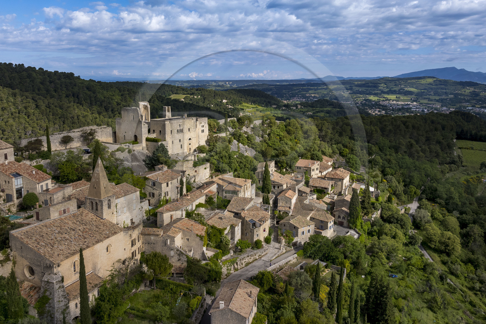 France, Vaucluse (84), Dentelles de Montmirail, le village perché de Crestet et son chateau du IXe siècle