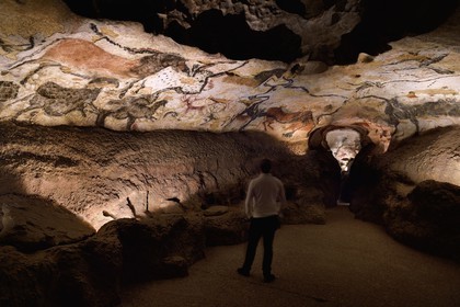 France, Dordogne (24), Périgord Noir, vallée de la Vezère, Montignac-sur-Vézère, Grotte de Lascaux II, reconstitution du site préhistorique et grotte ornée classés Patrimoine Mondial de l'UNESCO