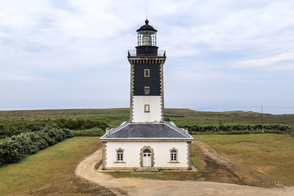 France, Morbihan (56), Ile de Groix, la réserve naturelle de la Pointe de Pen-Men, le phare de Pen-Men (vue aérienne)