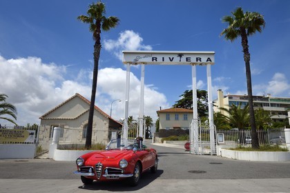 France, Alpes-Maritimes (06), Nice, Alfa Romeo Giulietta décapotable de collection quittant les studios Riviera anciennement studios de la Victorine
