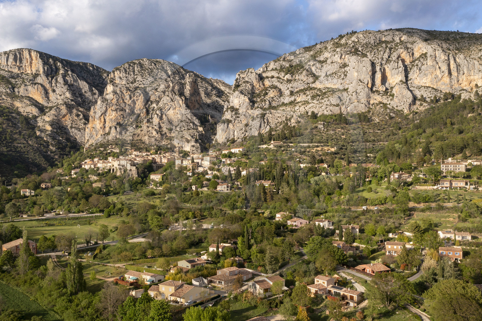 France, Alpes-de-Haute-Provence (04), Parc Naturel Régional du Verdon, Moustiers-Sainte-Marie, labellisé Les Plus Beaux Villages de France (vue aérienne)