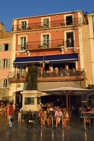France, Var (83), Saint-Tropez, statue du vice-amiral Suffren et façade de l'hôtel Sube quai de Suffren