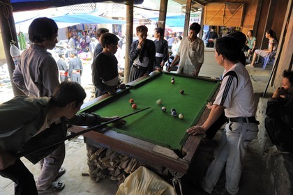 Vietnam, province de Lao Cai, région Nord-Ouest de Sapa, le marché multi-éthnique de Muong Hum, les hommes jouent au billard américain