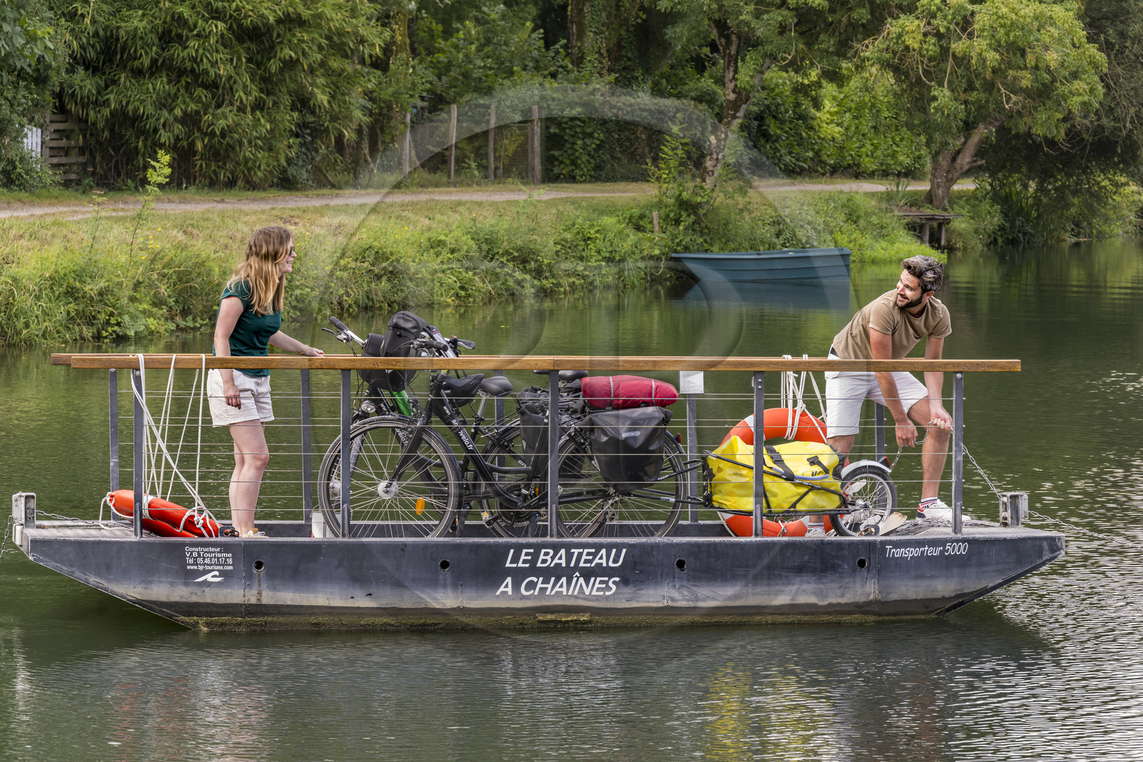 France, Deux-Sèvres, le Marais Poitevin, Green Venice, Magné, bicycle journey, passage of the Sèvre Niortaise river on one of the chain boats in free access