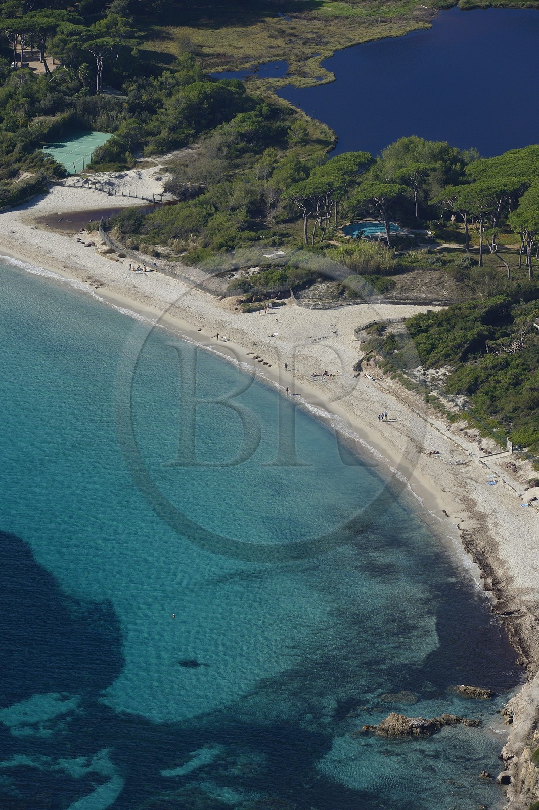 France, Var (83), Saint-Tropez, la plage des Salins (vue aérienne)
