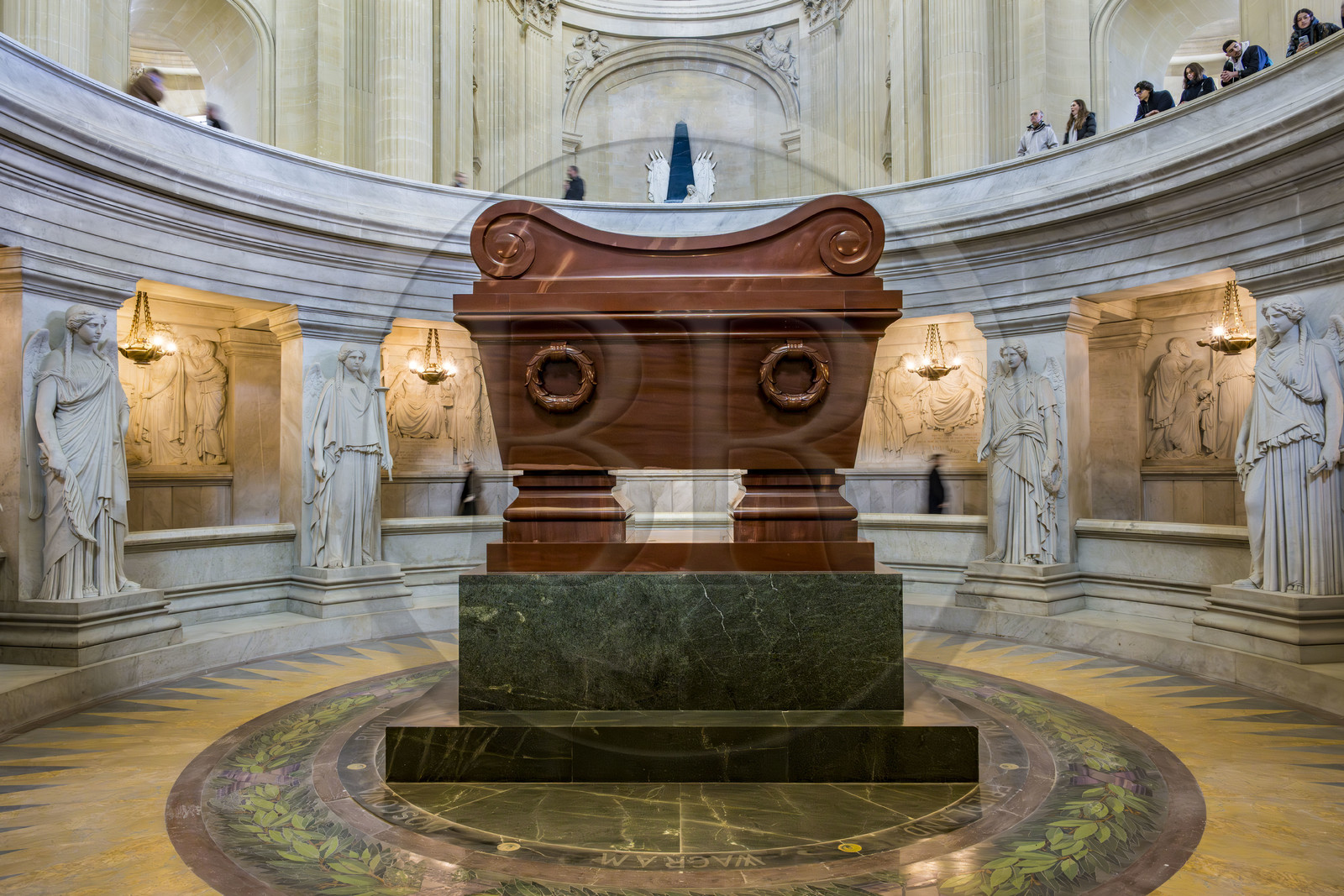 France, Paris (75), Hotel des Invalides, la cathédrale Saint-Louis-des-Invalides, le panthéon militaire, le tombeau de Napoléon 1er en quartzite rouge