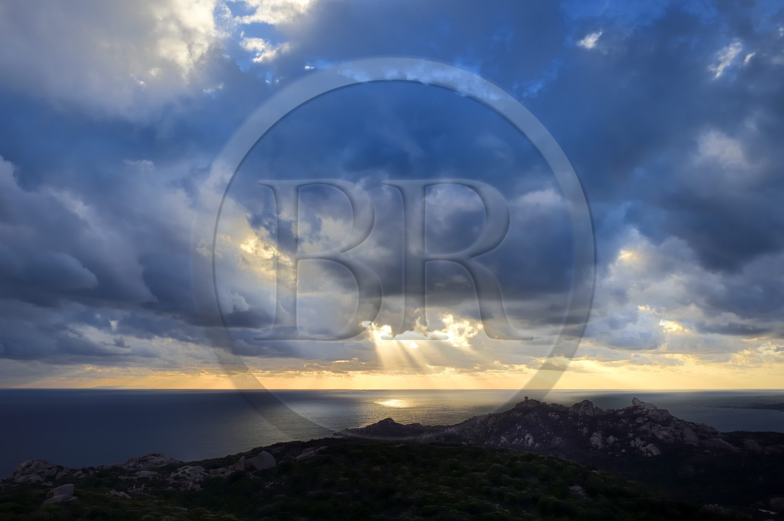 France, Corse-du-Sud (2A), le site naturel de Cala de Roccapina, la tour génoise et le rocher du Lion