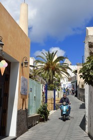 Italie, Sicile, iles Eoliennes, classées Patrimoine Mondial de l'UNESCO, ile de Stromboli, scooter dans la rue principale du village de Stromboli