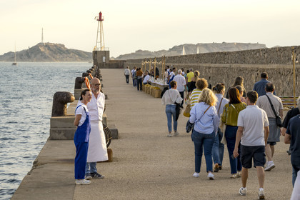 France, Bouches-du-Rhône (13), Marseille, Zone Euroméditerranée, grand port maritime de Marseille (GPMM), la digue du large, accueil des convives par le chef Emmanuel Perrodin dans le cadre des Diners Insolites, l'Archipel des îles du Frioul en arrière plan