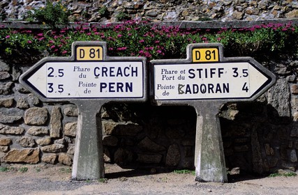 France, Finistère (29), île d'Ouessant, Lampaul, des panneaux routiers