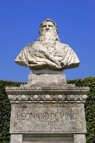 France, Indre et Loire (37), Vallée de la Loire classée Patrimoine mondial de l'UNESCO, château d'Amboise, statue de Leonard De Vinci sur l'emplacement de sa tombe originale