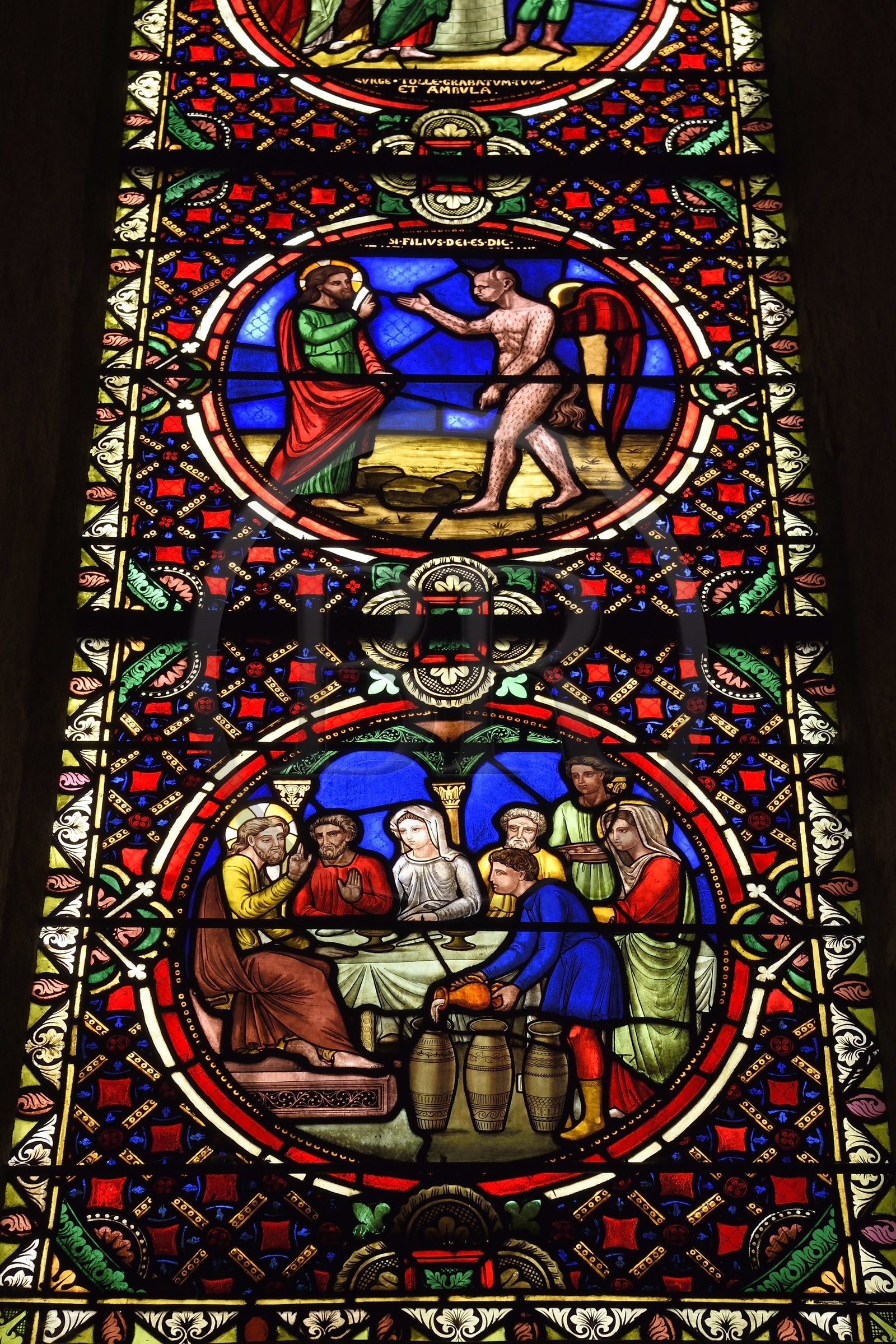 France, Puy-de-Dôme (63), Clermont-Ferrand, basilique Notre-Dame-du-Port de style roman auvergnat, classée Patrimoine Mondial de l'UNESCO au titre des Chemins de Saint-Jacques-de-Compostelle en France, vitrail du XIXe siècle réalisé par Étienne Thévenot qui présente à la manière médiévale des scènes bibliques issues du Nouveau Testament