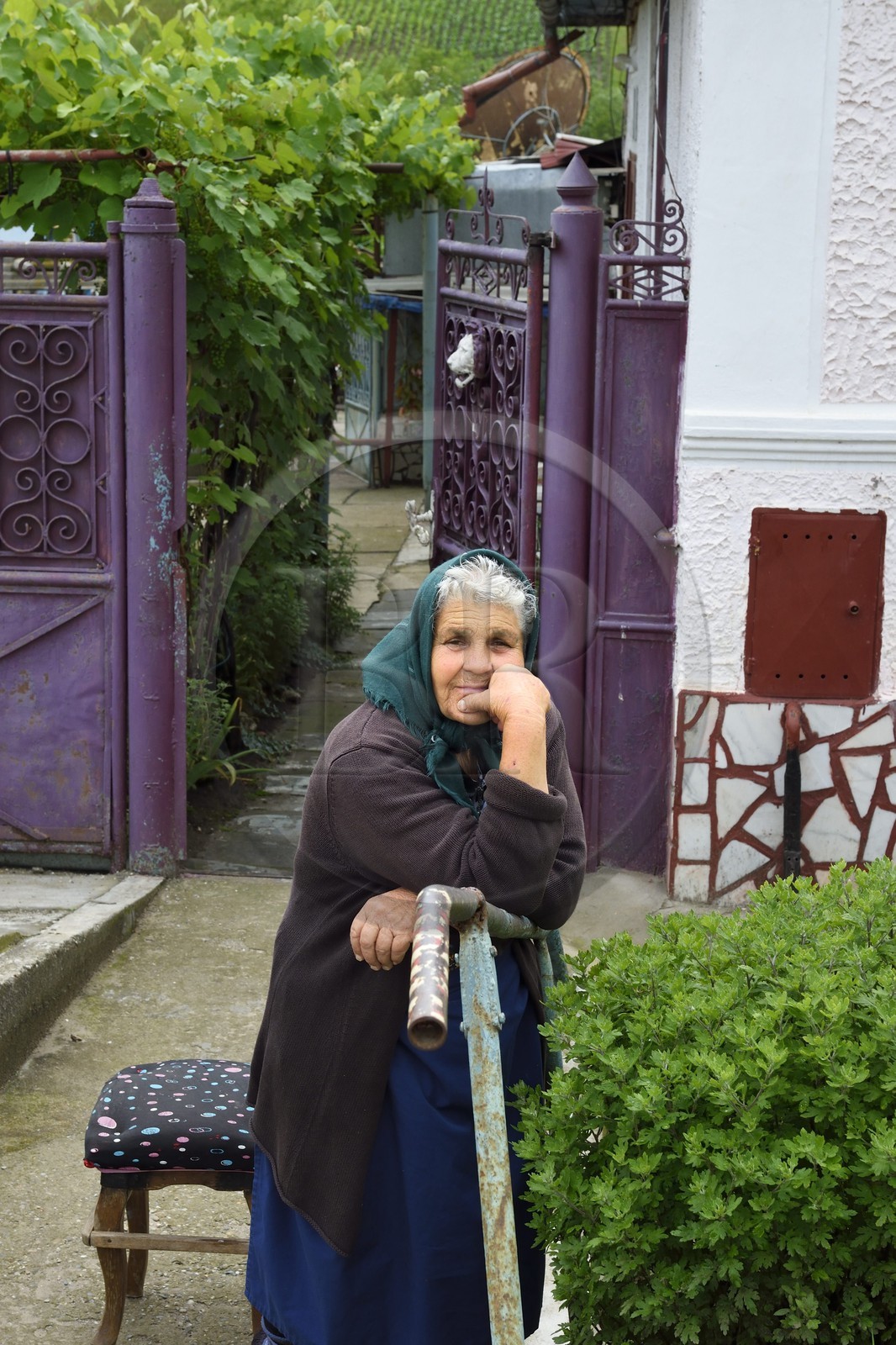 Roumanie, Transylvanie, Valea Viilor (en allemand Wurmloch), vieille femme devant sa maison