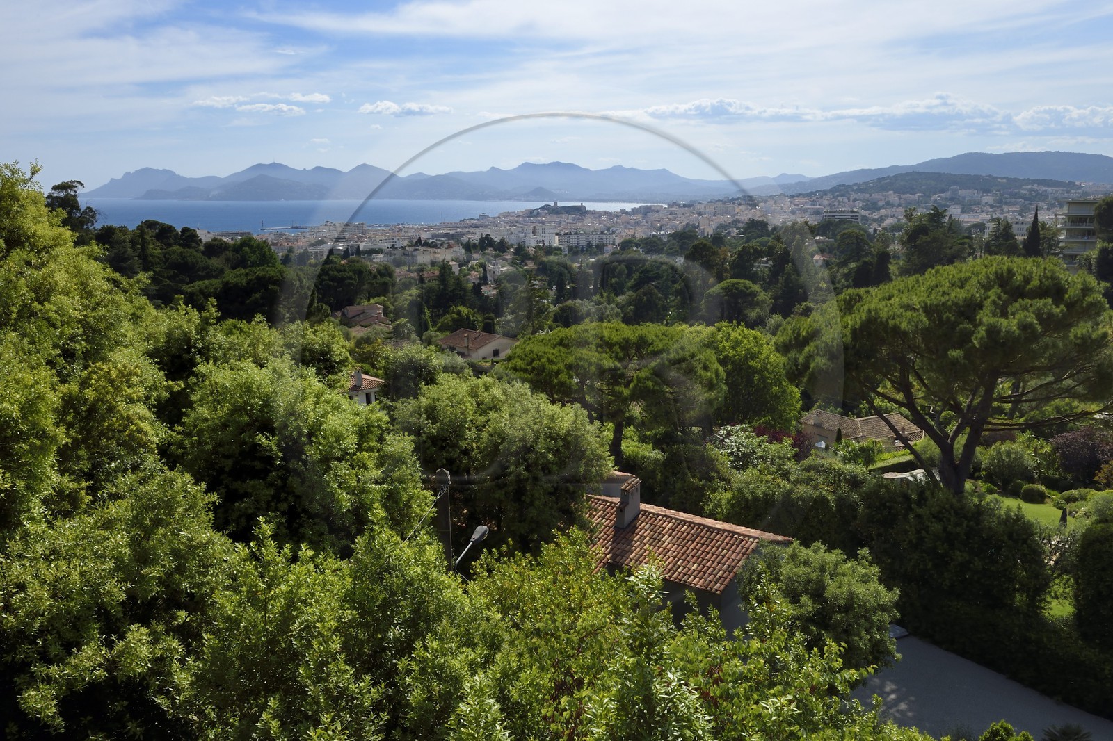 France, Alpes-Maritimes (06), Cannes, vue sur la baie de Cannes et le massif de l'Esterel depuis la villa Domergue