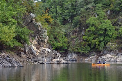 France, Cantal (15), Gorges de la Truyère, Chaliers, découverte en kayak à pédales de la rivière Truyère en amont du viaduc de Garabit