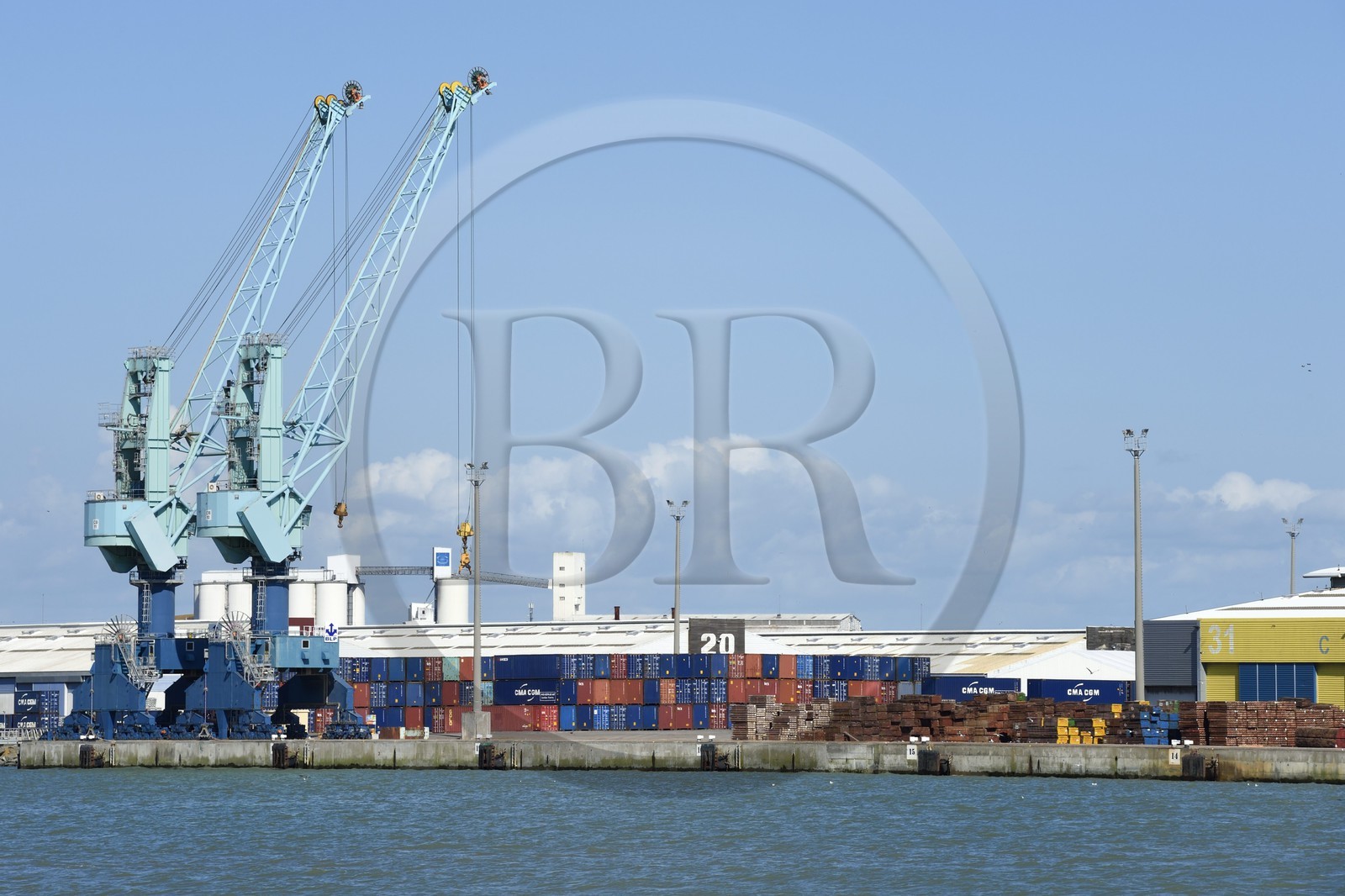 France, Charente-Maritime (17), La Rochelle, le Port Atlantique La Rochelle, grues et conteneurs de fret sur le port de commerce