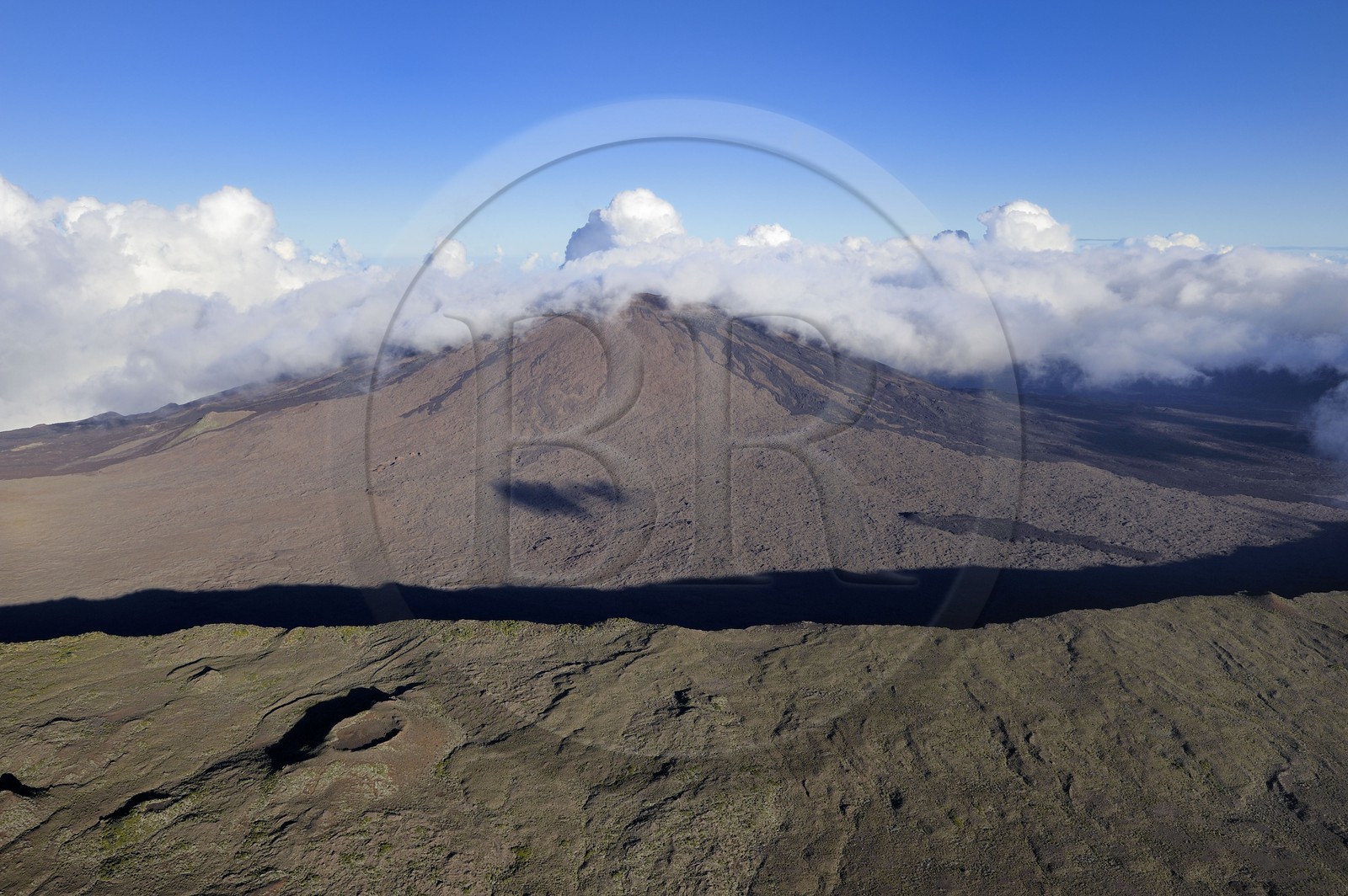 France, île de la Réunion, volcan du Piton de la Fournaise, classé Patrimoine Mondial de l'UNESCO, le cratère Dolomieu (vue aérienne)
