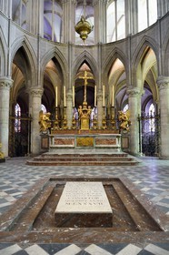 France, Calvados (14), Caen, l'abbaye aux hommes, l'église Saint-Étienne, la tombe de Guillaume le Conquérant devant le maitre-autel