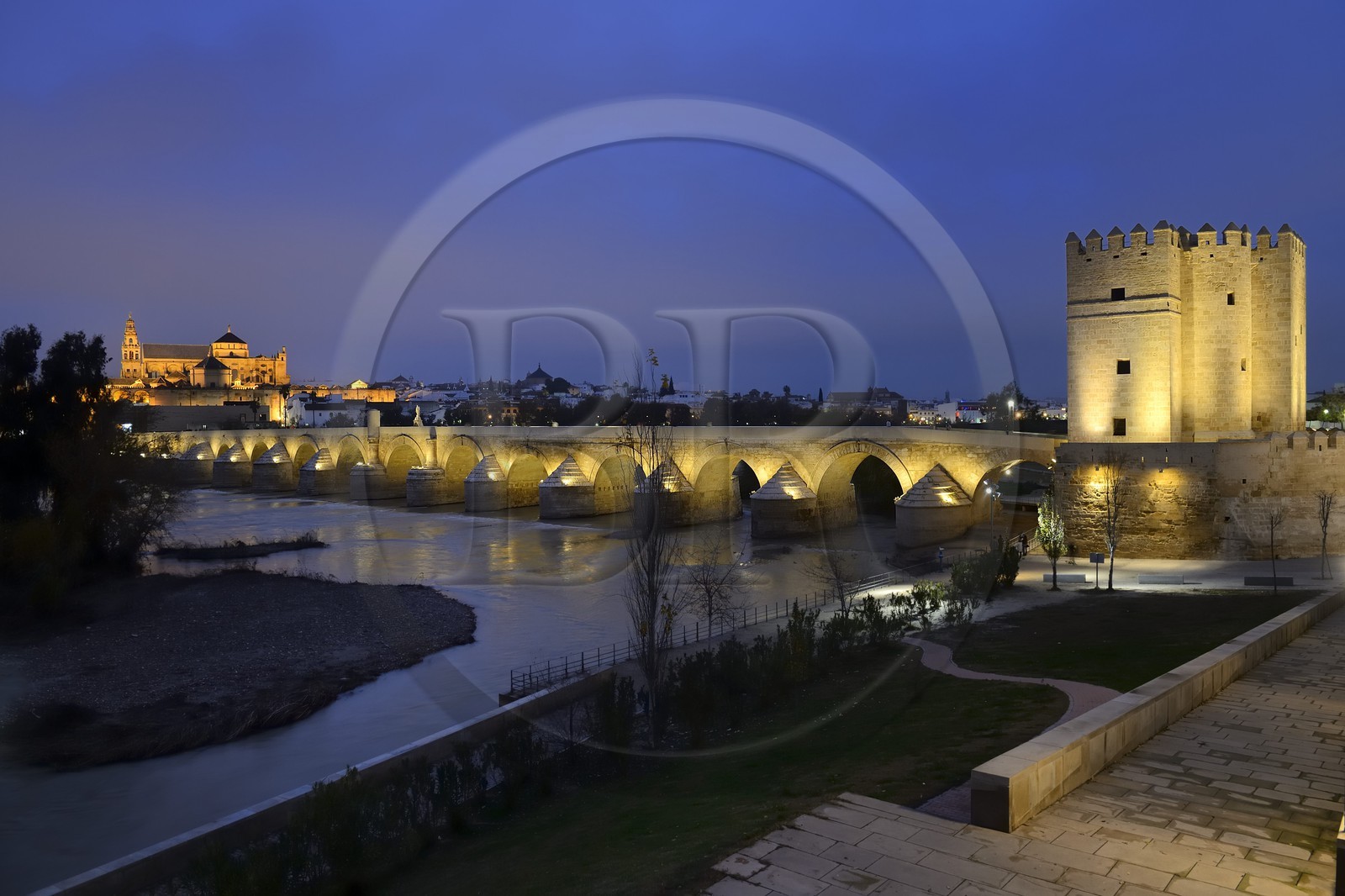 Espagne, Andalousie, Cordoue, centre historique classé Patrimoine Mondial de l'UNESCO, la Tour de la Calahorra, le pont romain sur le Guadalquivir du Ier siècle avant JC et la mosquée cathédrale en arrière plan
