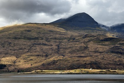 Royaume-Uni, Ecosse, Highland, Hébrides intérieures, Ile de Mull, maison traditionnelle au bord du Loch Scridain