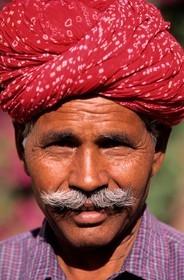 Inde, état du Rajasthan, ville de Pokaran au porte du désert du Thar, un état du Rajasthani typique, moustachu et portant un turban