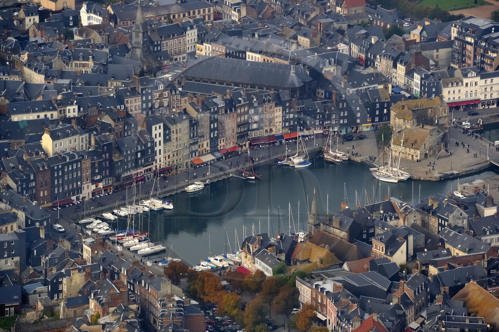 France, Calvados (14), Honfleur et son port pittoresque, le vieux bassin (vue aérienne)
