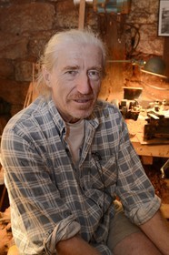 France, Corse-du-Sud (2A), région de Sartène, Fozzano, Jeff Nicolier dans son atelier de pipier-tourneur