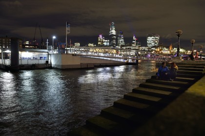 Royaume-Uni, Londres, Southwark, amoureux sur les quais de la Tamise à Bankside Pier, les gratte-ciels de la City en arrière plan