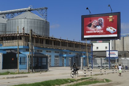 Tanzanie, Dar es-Salaam, affiches publicitaires en périphérie pour une marque de cigarettes