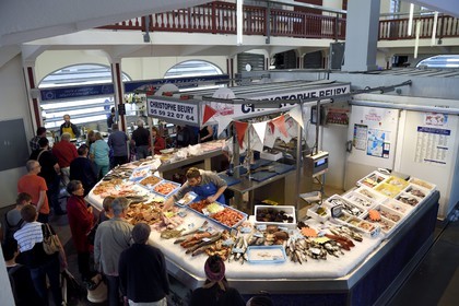 France, Pyrénées-Atlantiques (64), Pays-Basque, Biarritz, le marché couvert des Halles, la halle des poissonniers
